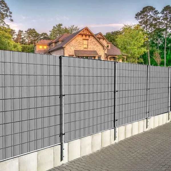 Sötétzöld PVC kerítésszalag 19×35 m 450 g/m² 20 kapoccsal