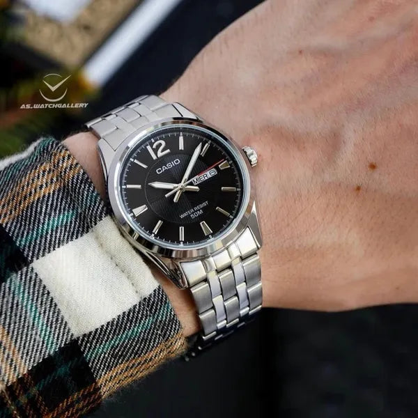 Casio MTP-1335D-1AV férfi karóra, ezüst acél szíj, fekete számlap, WR50