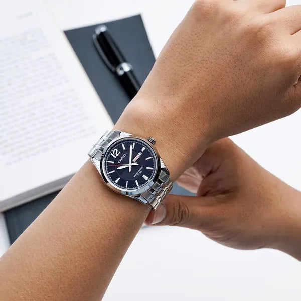 Casio MTP-1335D-1AV férfi karóra, ezüst acél szíj, fekete számlap, WR50