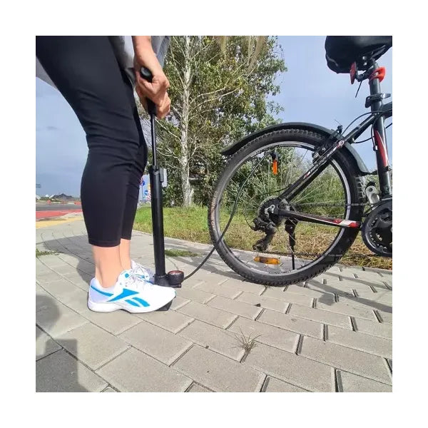 Talpas pumpa manométerrel, 16 bar, 70 cm tömlő, autó/kerékpár szelep