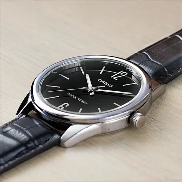 Casio MTP-V005L-1B4 férfi karóra, fekete számlap, bőr szíj, 40 mm, WR30