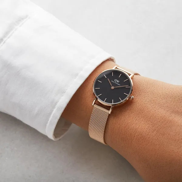 Daniel Wellington Petite Melrose női karóra 28 mm, rozéarany, fekete számlap