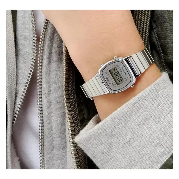 Casio Vintage LA670WA-7D női digitális karóra ezüst, rozsdamentes, WR30