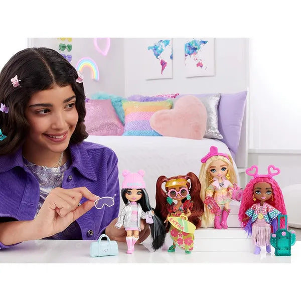 Barbie Extra Fly Minis baba – napfényes tengerparti szett, 15 cm