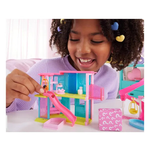 Mini BarbieLand liftes babaház medencével, meglepi babával és állatkával