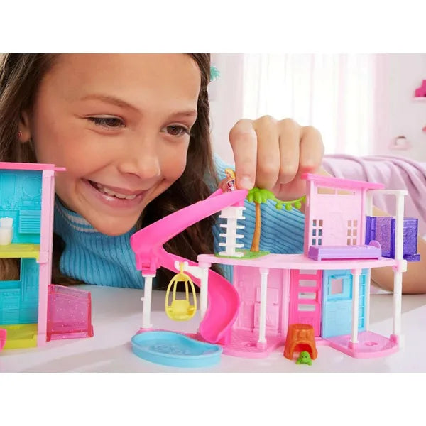Mini Barbie babaház lifttel és meglepetés babával, kisállattal, 11 cm