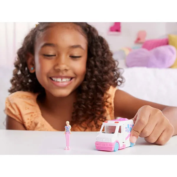 Mini Barbie Land mentőautó készlet mini Barbie babával, 4+