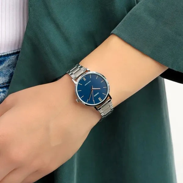 Casio LTP-VT01D-2B női karóra, nemesacél szíj, kék számlap, WR30