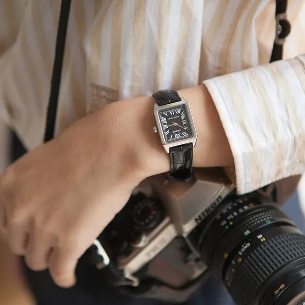 Női Casio quartz karóra téglalap acél tokkal fekete bőr szíjjal