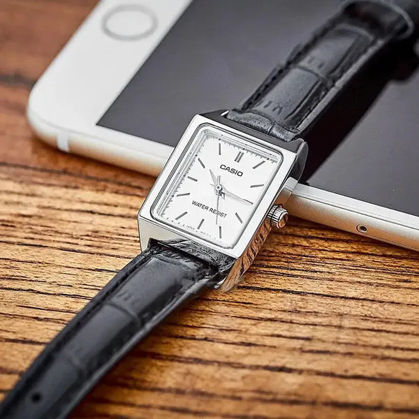 Casio női karóra LTP-V007L-7E1, ezüst számlap, fekete bőr szíj
