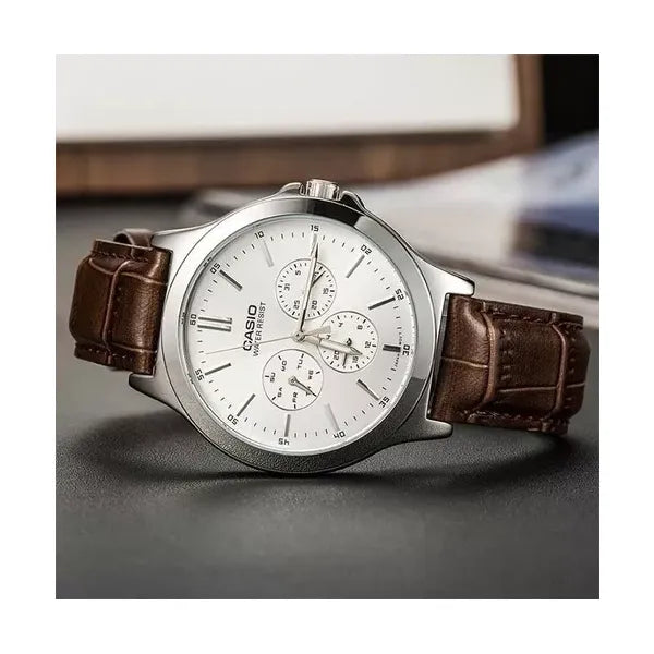 Casio MTP-V300L-7A férfi karóra, barna bőrszíj, ezüst számlap, WR30