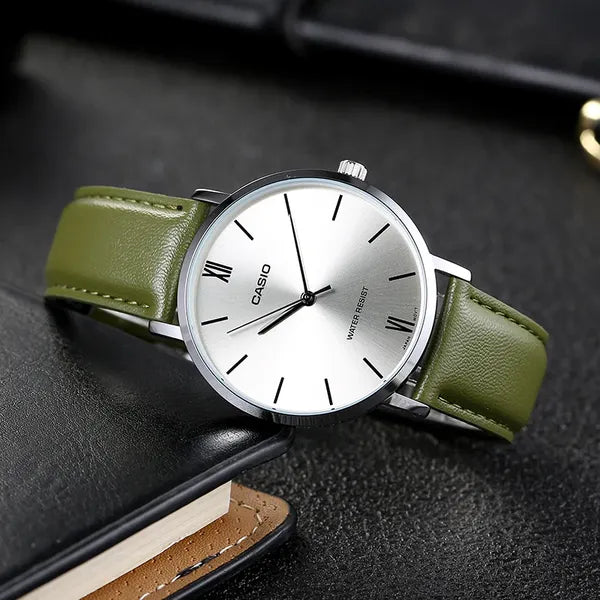 Casio MTP-VT01L-3B férfi karóra, 40 mm, zöld bőrszíj, gyöngyház számlap