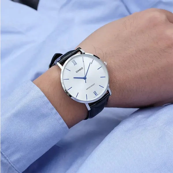 Casio férfi kvarc karóra 40 mm, ezüst számlap, fekete bőr szíj, WR30