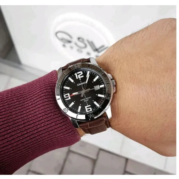 Casio MTP-VD01L-1BV férfi karóra, barna bőrszíj, fekete számlap, WR50