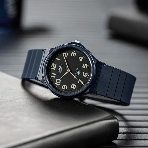 Casio MQ-24UC-2BDF uniszex karóra, fekete számlap, WR30