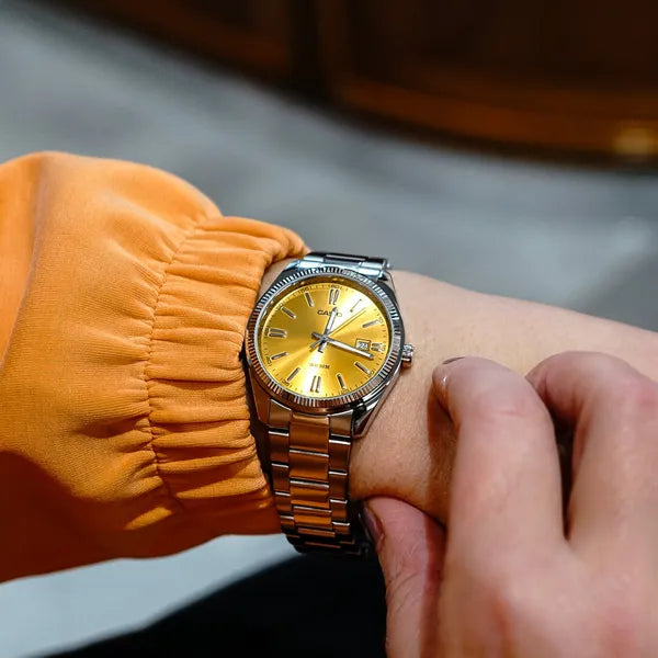Casio MTP-1302PD-9AVEF férfi karóra, ezüst nemesacél, sárga számlap, WR50