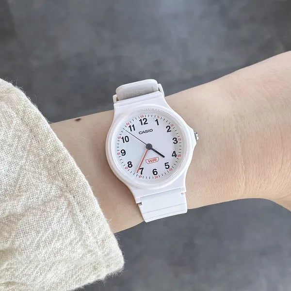 Casio LQ-24B-7BDF női karóra, fehér műanyag szíj, 36 mm, WR30