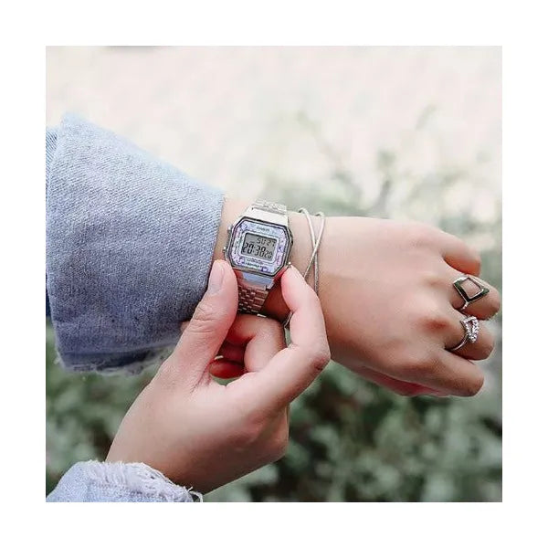 Casio LA680WA-2C női digitális karóra, turkiz számlap, ezüst acél szíj, 30 m WR