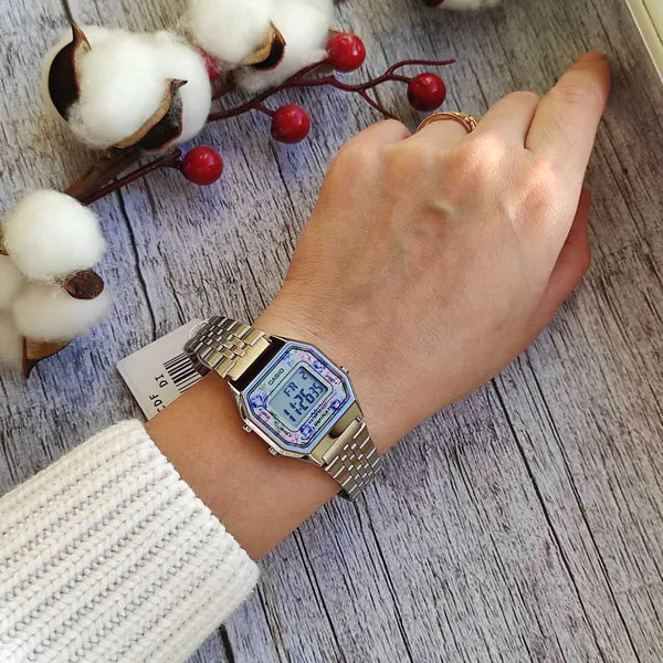 Casio LA680WA-2C női digitális karóra, turkiz számlap, ezüst acél szíj, 30 m WR