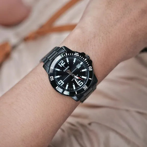 Casio MTP-VD01B-1B férfi karóra, fekete acél, WR50, dátum, 45 mm