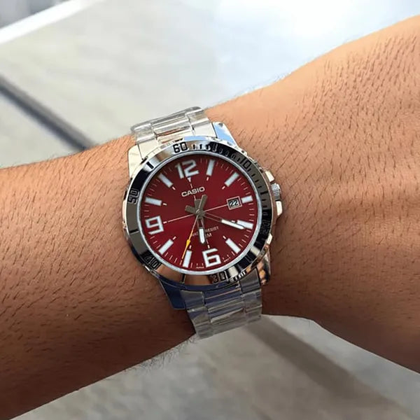 Casio MTP-VD01D-4B férfi karóra, rozsdamentes acél szíj, piros számlap