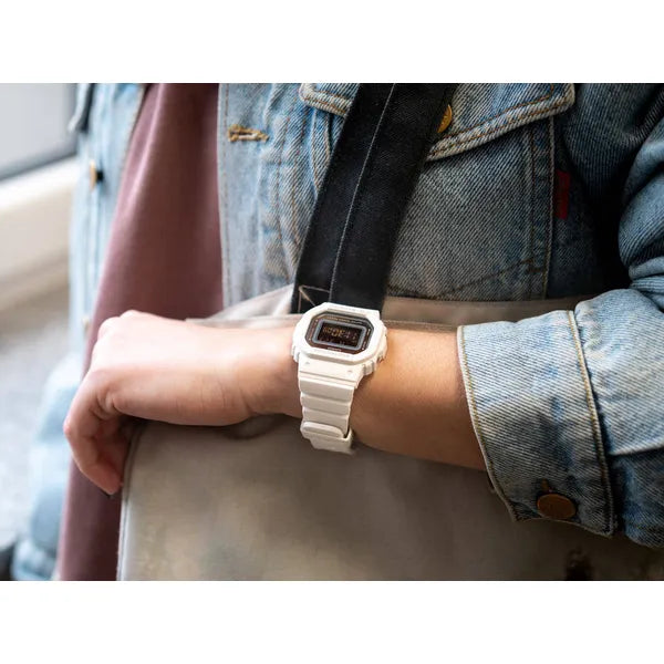 Casio G-Shock GMD-S5600-7ER női digitális karóra, fehér, WR200
