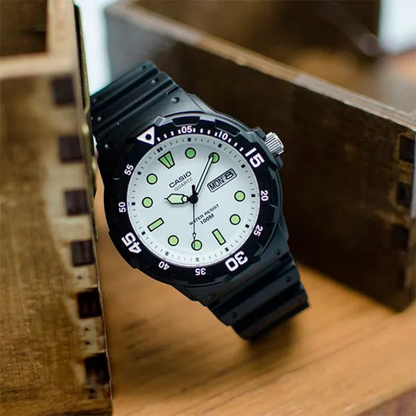 Casio MRW-200H-7EVEF férfi kvarc karóra, WR100, fehér számlap, műanyag