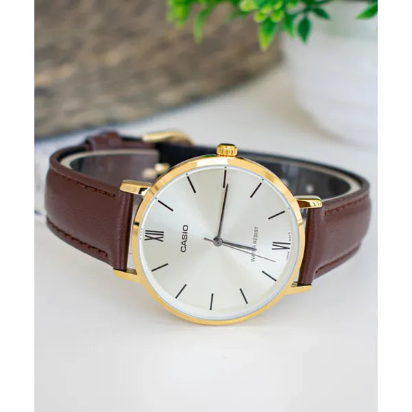 Casio női karóra LTP-VT01GL-9B arany számlap barna bőrszíj 34mm WR30 díszdoboz