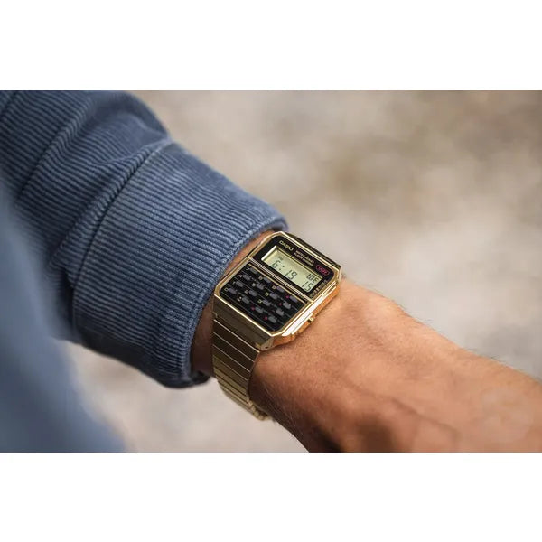 Casio CA-500WEG-1AEF férfi retro kalkulátoros arany digitális karóra, 34 mm