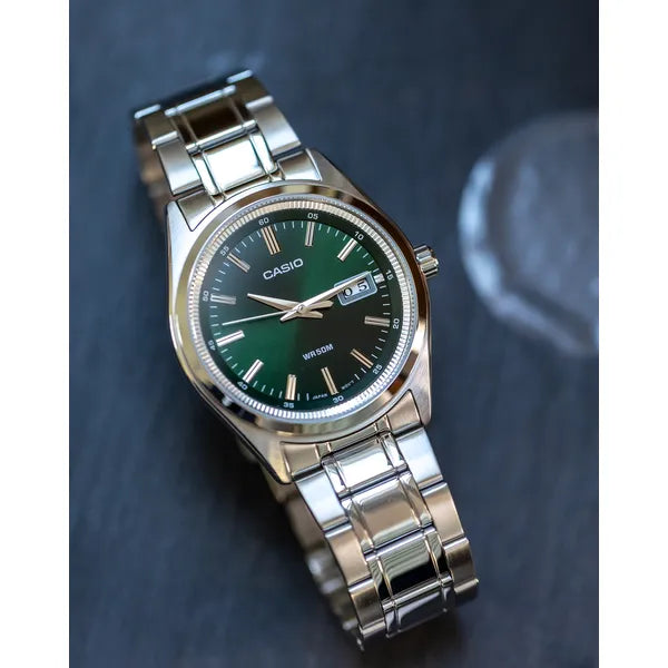 Casio MTP-B180D-3A férfi karóra, zöld számlap, acél szíj, WR50 + díszdoboz
