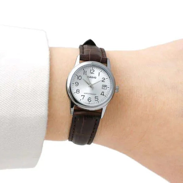 Casio LTP-V002L-7B2UDF női kvarc karóra bőrszíjjal, ezüst tok, WR30, dátum