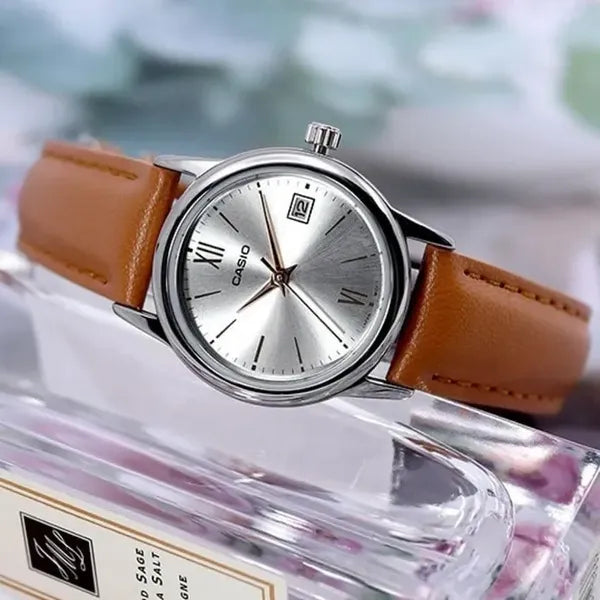 Casio LTP-V002L-7B3UDF női karóra, barna bőrszíj, ezüst 25 mm