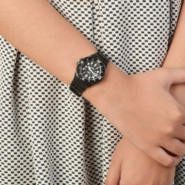 Casio LRW-200H női karóra, fekete műanyag szíj, WR100, kvarc analóg 33 mm