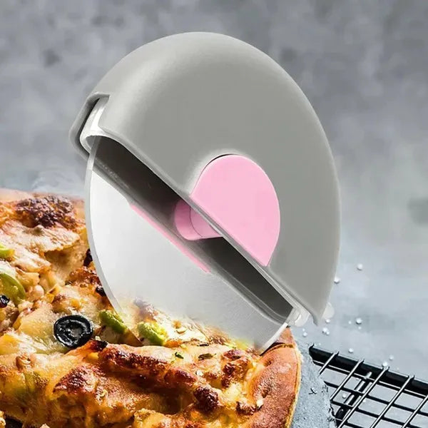 Rozsdamentes acél pizzavágó kés 8,5 cm védőtakaróval