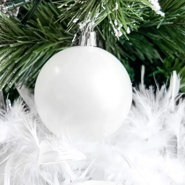 Fehér, törhetetlen karácsonyi díszgömb készlet 33 db, 5-8 cm