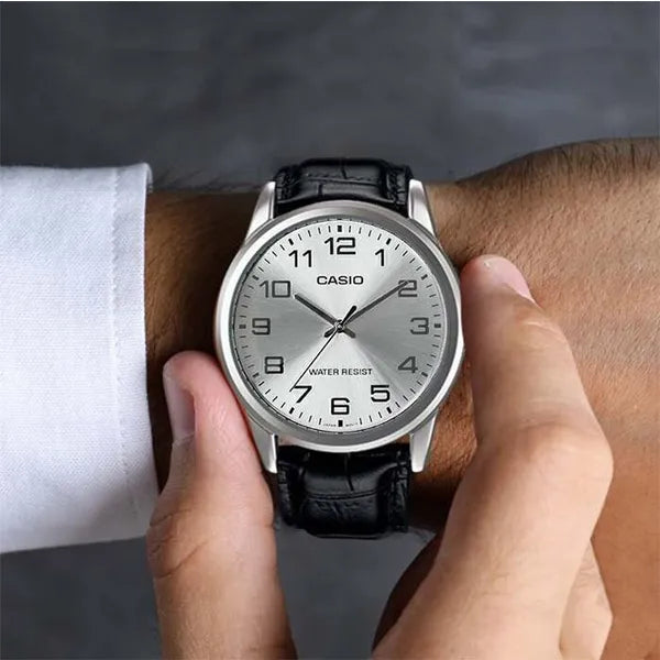 Casio MTP-V001L-7B férfi kvarc karóra bőr szíjjal, ezüst számlap, 38 mm, WR30