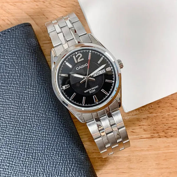 Casio MTP-1335D-1AV férfi karóra, ezüst acél szíj, fekete számlap, WR50