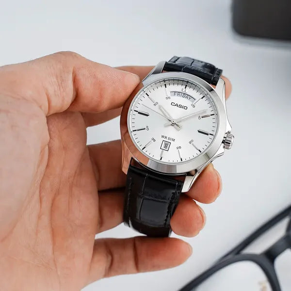Casio MTP-1370L-7AVDF férfi karóra, bőrszíj, ezüst számlap, WR50