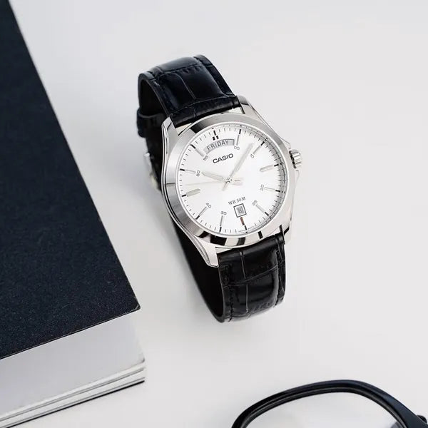 Casio MTP-1370L-7AVDF férfi karóra, bőrszíj, ezüst számlap, WR50