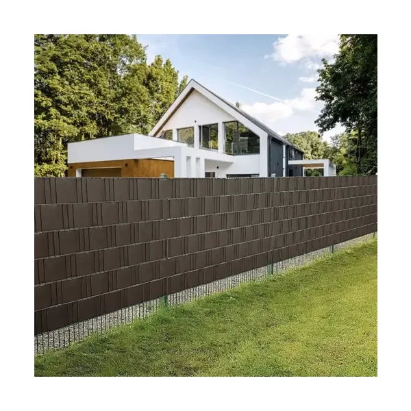 Barna PVC kerítéstakaró szalag 19 cm × 35 m, 630 g/m², klipsekkel