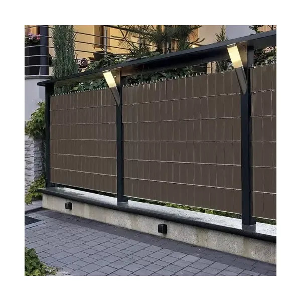 Barna PVC kerítéstakaró szalag 19 cm × 35 m, 630 g/m², klipsekkel