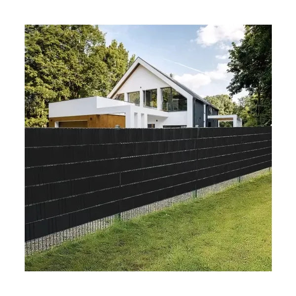 Fekete PVC kerítéstakaró szalag 19 cm × 35 m, 450 g/m², 25 csipesszel