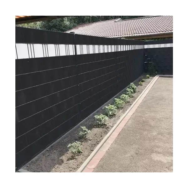 Fekete PVC kerítéstakaró szalag 19 cm × 35 m, 450 g/m², 25 csipesszel