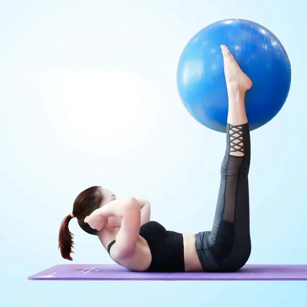 85 cm-es kék gimnasztikai labda pumpával, PVC, 150 kg teherbírás
