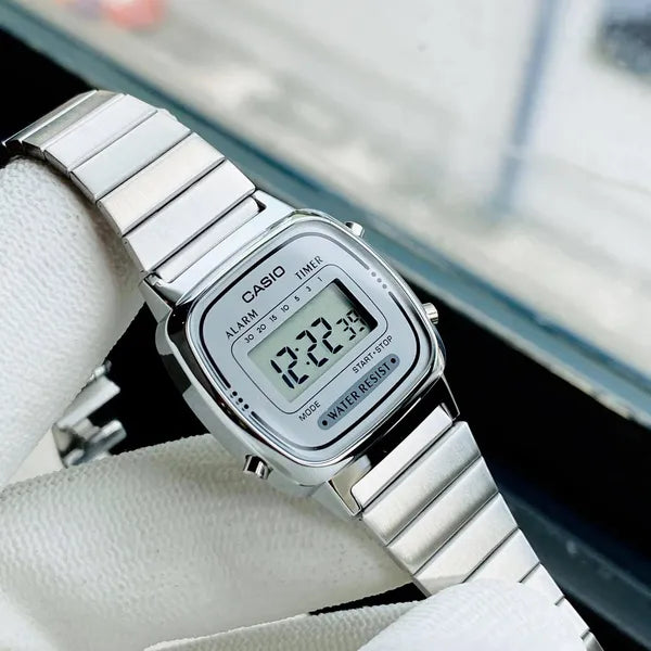 Casio Vintage LA670WA-7D női digitális karóra ezüst, rozsdamentes, WR30