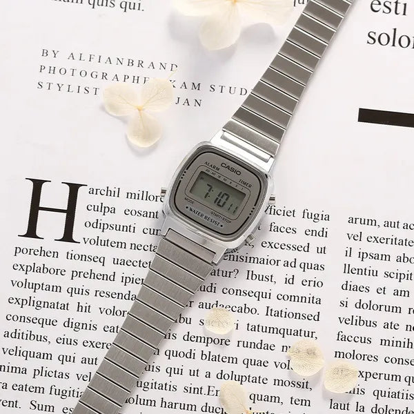 Casio Vintage LA670WA-7D női digitális karóra ezüst, rozsdamentes, WR30