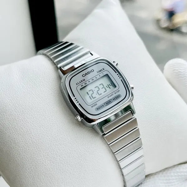 Casio Vintage LA670WA-7D női digitális karóra ezüst, rozsdamentes, WR30