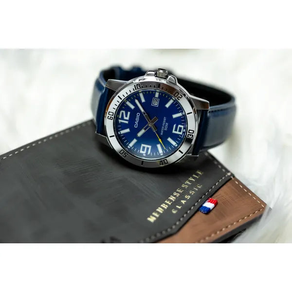 Casio MTP-VD01L-2BV férfi kvarc karóra, acél tok, bőr szíj, WR50, dátum, 45 mm