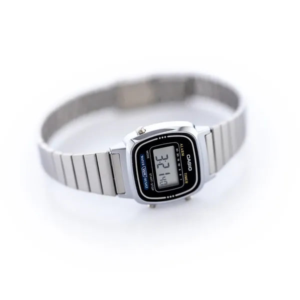 Casio Vintage LA670WA-1D női karóra, ezüst nemesacél, fekete kijelző
