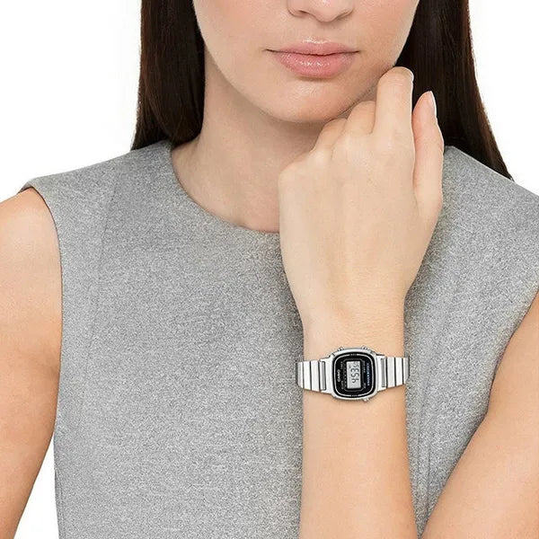 Casio Vintage LA670WA-1D női karóra, ezüst nemesacél, fekete kijelző